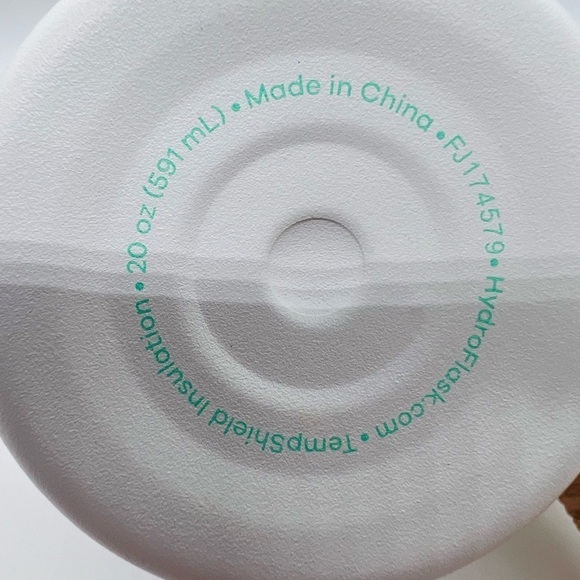 HYDRO FLASK  WHITE AND SEAFOAM GREEN 20 OUNCE INSULATED WATER BOTTLE - Picture 12 of 14